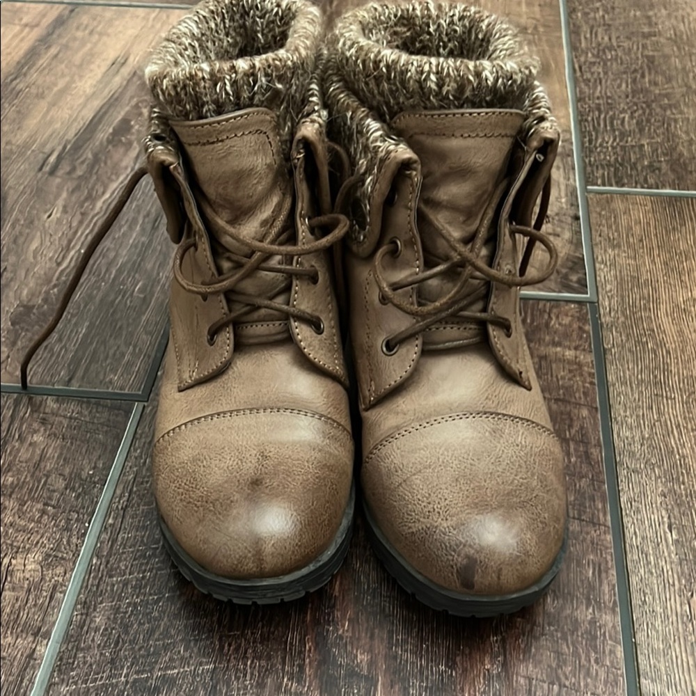 ♦️SOLD♦️Stylish Brown Leather Boots with Knit Detail